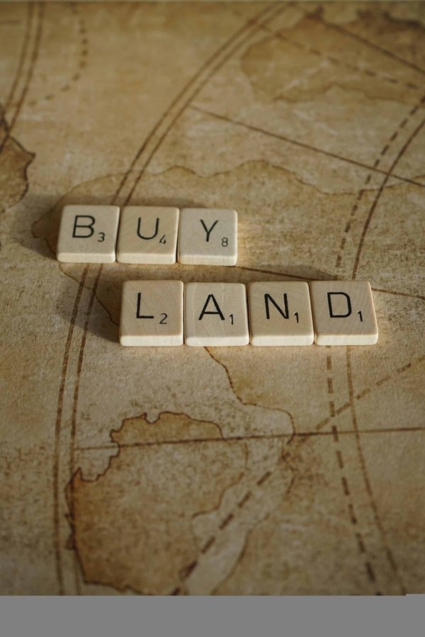 Quelles méthodes les agences immobilières peuvent-elles utiliser pour intégrer la réalité augmentée dans les visites virtuelles de propriétés ?